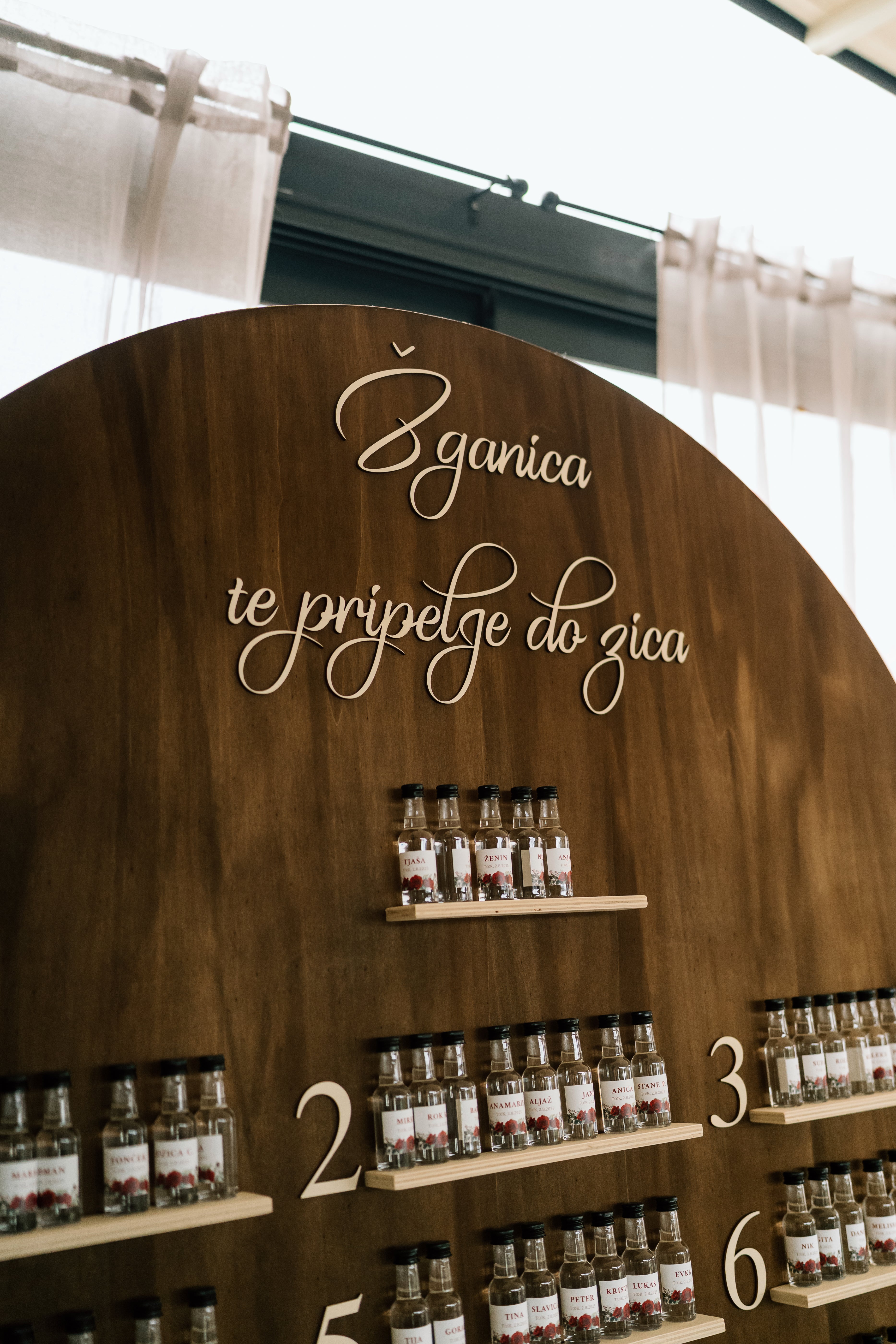 Tabla sedežni red - žganica te pripelje do zica