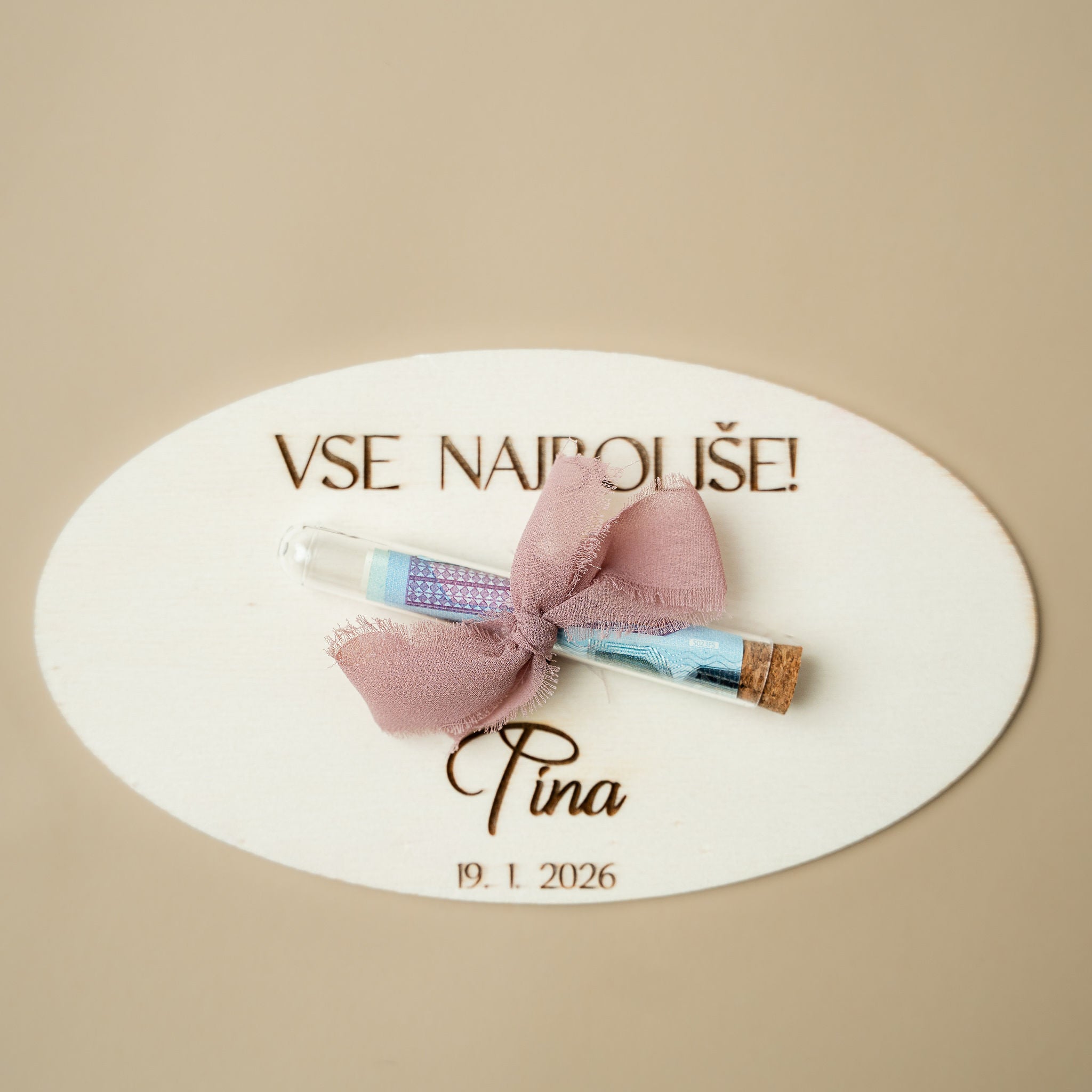 Lesena ovalna tablica z epruvetko - rojstni dan