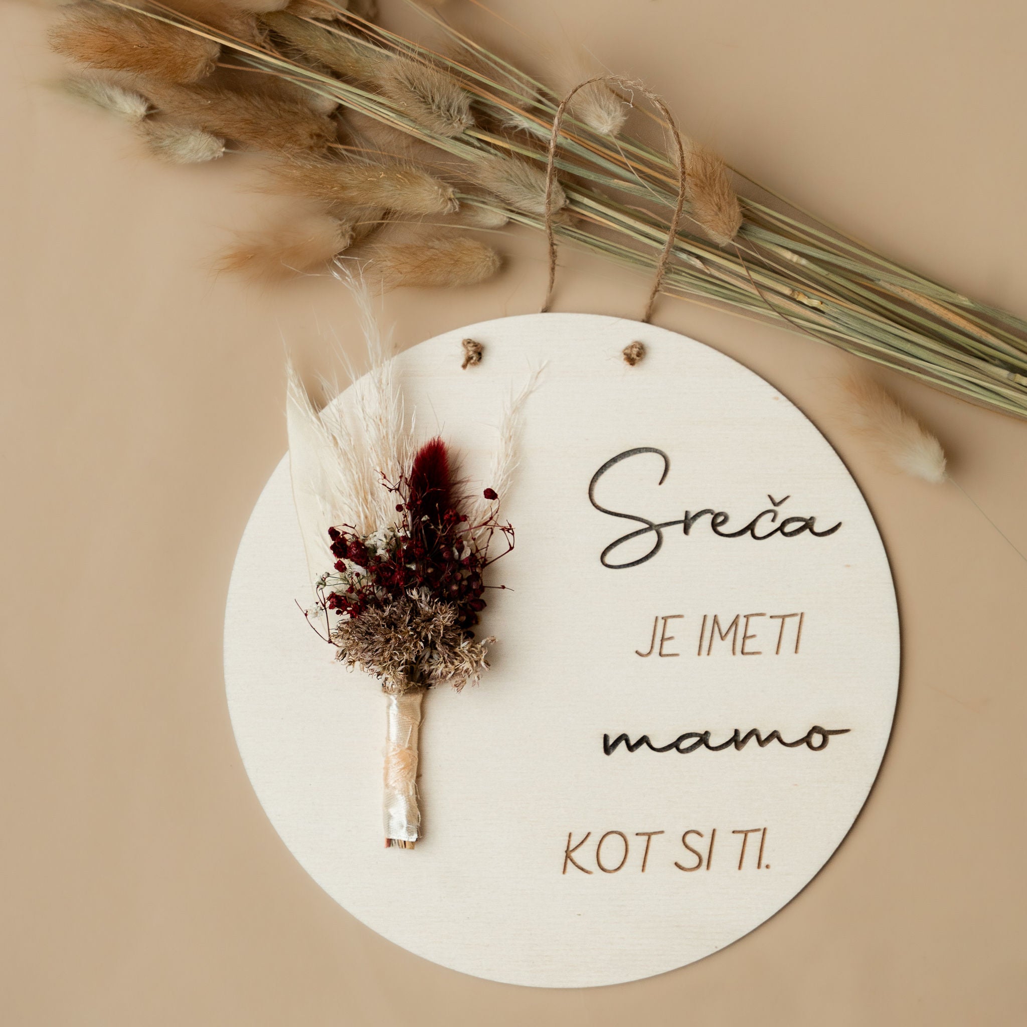 Lesena tabla za mamo s šopkom suhega cvetja