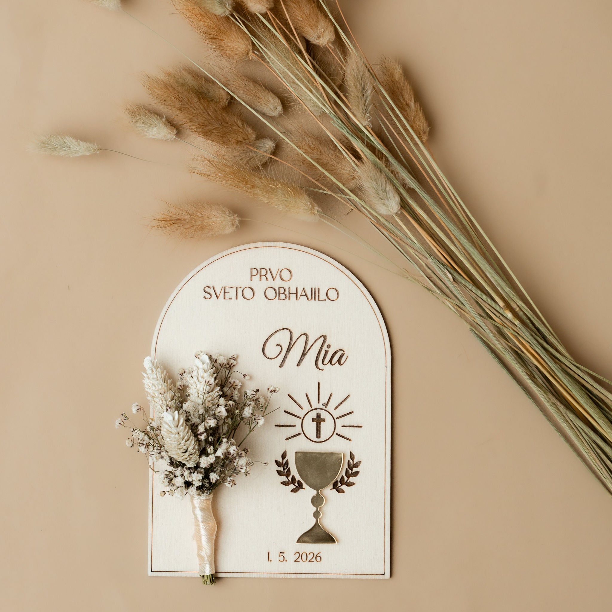 Lesena darilna tablica s šopkom suhega cvetja