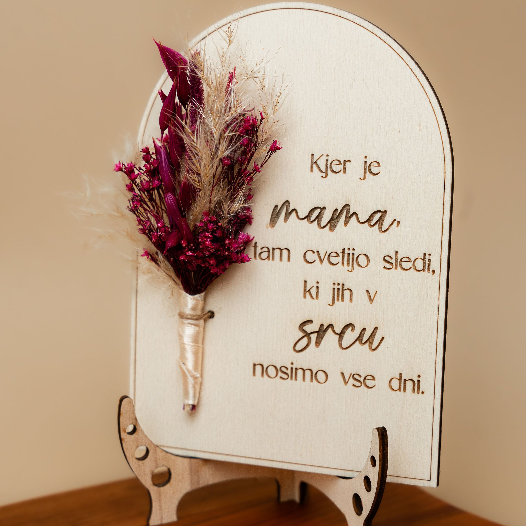 Lesena tablica za mamo s šopkom suhega cvetja